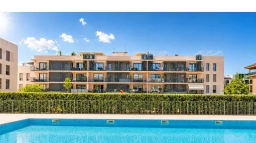 MODERNE ERDGESCHOSSWOHNUNG MIT GROSSZÜGIGEN TERRASSEN UND GEMEINSCHAFTSPOOL