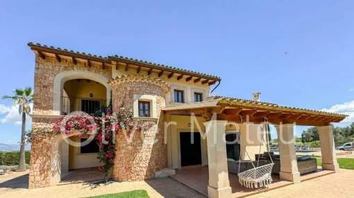 VILLA MIT LIZENZ ZUR FERIENVERMIETUNG, ZWEI GÄSTEHÄUSER UND PFERDESTALL
