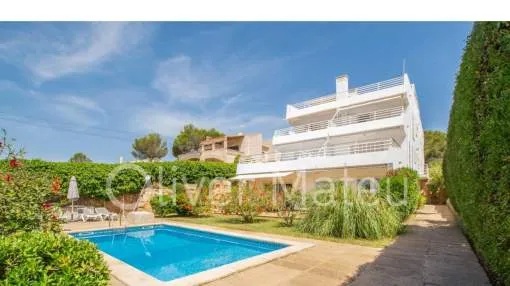 ERDGESCHOSSWOHNUNG IN STRANDNÄHE, MIT GEMEINSCHAFTSPOOL UND PRIVATEM GARTEN