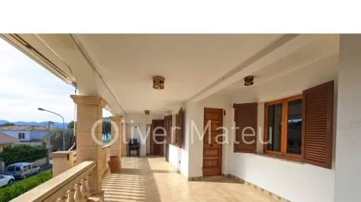 GERÄUMIGE WOHNUNG MIT GARAGE UND TERRASSE NUR WENIGE METER VOM MEER ENTFERNT