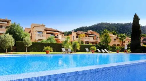 Elegante Wohnung mit Garten in Erstelinie zum Golfplatz von Santa Ponsa