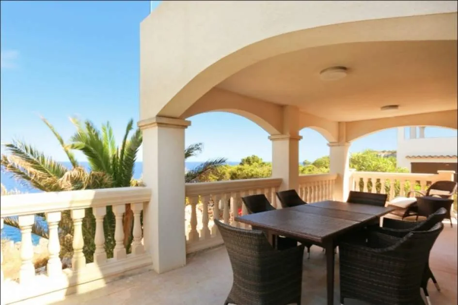 Erstklassige Villa in erster Meereslinie mit spektakulärem Blick in Cala Llombards