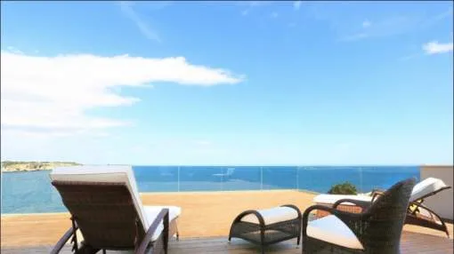 Erstklassige Villa in erster Meereslinie mit spektakulärem Blick in Cala Llombards