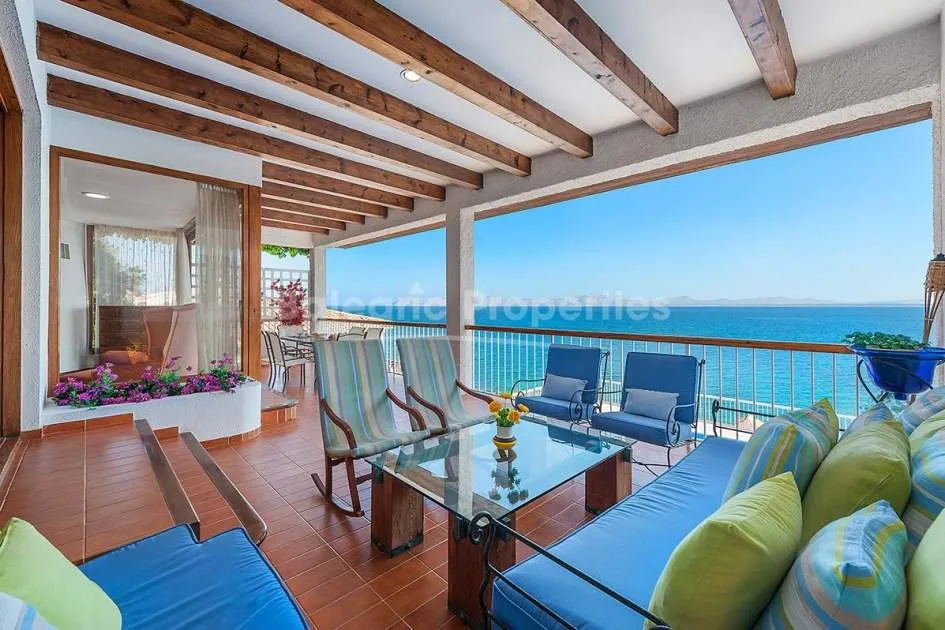 Villa in erster Meereslinie mit Vermietungslizenz kaufen in Alcanada, Alcúdia, Mallorca
