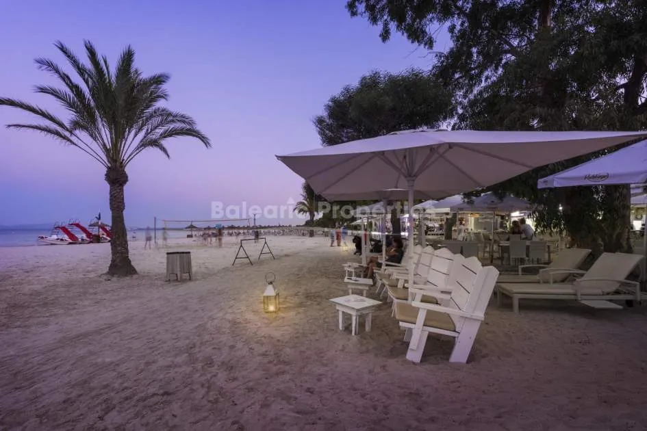 Villa mit Vermietungslizenz nur eine Minute vom Mittelmeer entfernt zum Verkauf in Alcudia, Mallorca
