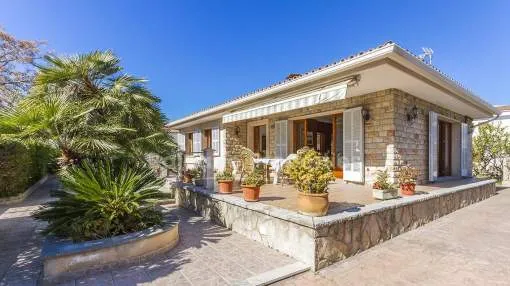 Diese wunderschöne Villa, sehr nah am Strand gelegen, steht zum Verkauf in Puerto de Alcudia, Mallorca