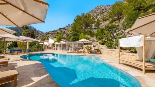 Grandiose Villa mit Gästewohnung in exklusiver Lage kaufen bei Pollença, Mallorca