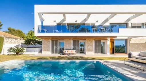 Moderne Villa mit großem Garten kaufen in Cala Vinyes, Mallorca