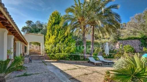 Rustikales Haus in Hanglage auf großem Grundstück in Andratx, Mallorca zu verkaufen