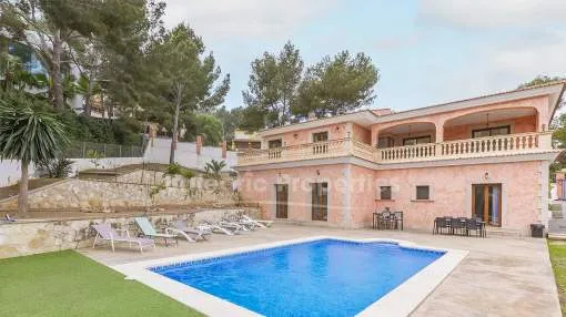 Villa mit Lizenz zur Ferienvermietung, zu verkaufen in Strandnähe in Palmanova, Mallorca