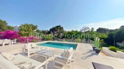 Moderne Familienvilla zu verkaufen 200m vom Strand entfernt in Palmanova, Mallorca