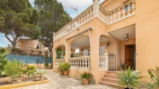 Charaktervolle Villa mit Pool und Meerblick zu verkaufen in Bahia Azul, Mallorca