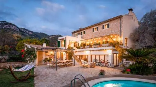 Elegantes Dorfhaus zum Verkauf mit Feriengenehmigung und Pool in Caimari, Mallorca