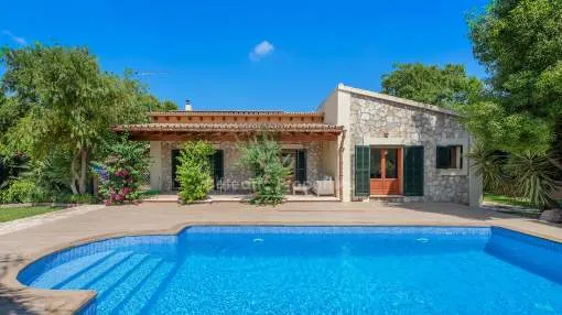 Familienvilla mit attraktiver Steinfassade und Pool kaufen in der Nähe von Pollensa, Mallorca
