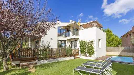 Attraktive Villa mit Mietlizenz kaufen nur 100m vom Meer entfernt in Alcúdia, Mallorca
