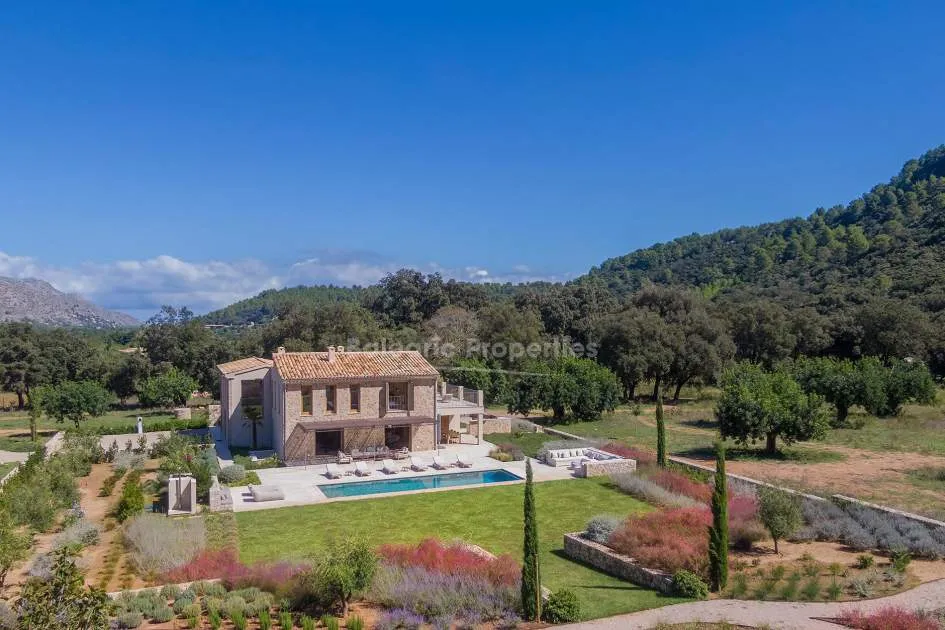 Neue herrschaftliche Villa mit Panoramablick auf die Berge zu verkaufen in Pollensa, Mallorca