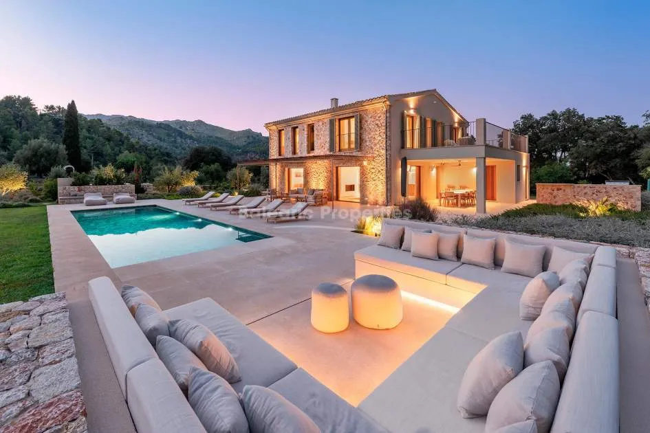 Neue herrschaftliche Villa mit Panoramablick auf die Berge zu verkaufen in Pollensa, Mallorca