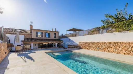 Wunderschön renoviertes Dorfhaus mit Pool zu verkaufen in Pòrtol, Mallorca