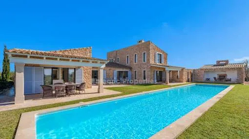 Autarkes Landhaus mit Solaranlage und Panoramablick zu verkaufen in Ses Salines, Mallorca