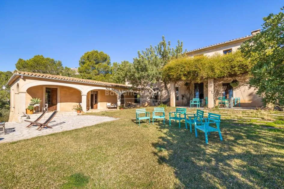 Finca in Hanglage auf großem Grundstück mit Gästehaus zu verkaufen in Andratx, Mallorca