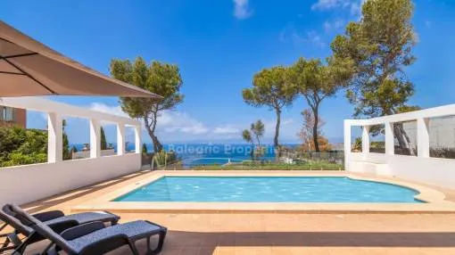 Villa mit Touristenlizenz direkt am Meer zum Verkauf in Bahía Azúl, Mallorca