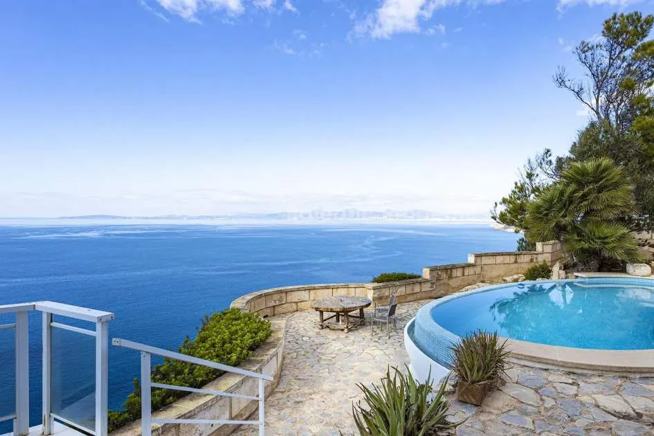 Villa auf den Klippen mit Panoramablick auf das Meer in Bahia Azul, Mallorca