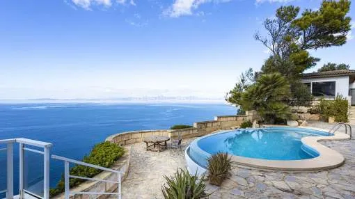 Villa auf den Klippen mit Panoramablick auf das Meer in Bahia Azul, Mallorca