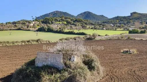Rustikales Grundstück mit der Option zu bauen, zu verkaufen in Alcudia, Mallorca.