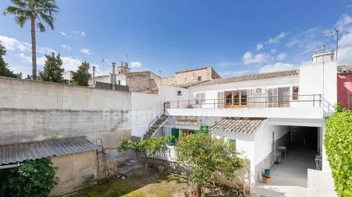 Traditionelles mallorquinisches Dorfhaus mit großem Garten kaufen in Sa Pobla, Mallorca