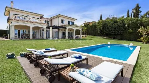 Hervorragend Villa mit großem Garten und Meerblick in Cala Vinyes, Mallorca