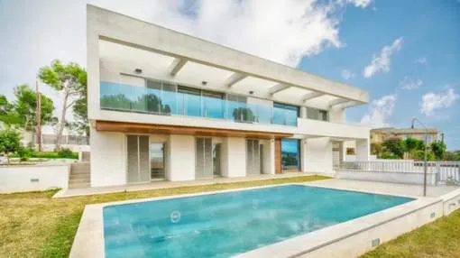 Moderne Villa mit großem Garten kaufen in Cala Vinyes, Mallorca