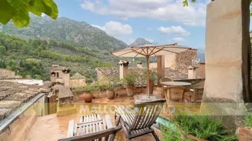 Traditionelles mallorquinisches Dorfhaus mit wunderschönem Blick auf die Berge