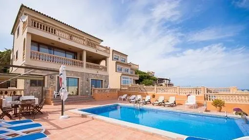 Wunderschöne Villa in erster Linie in Cala Mesquida mit Ferienvermietungslizenz für 12 Personen