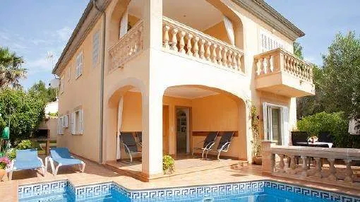 Großräumige Villa in ruhiger Wohngegend in Strandnähe in Son Serra de Marina