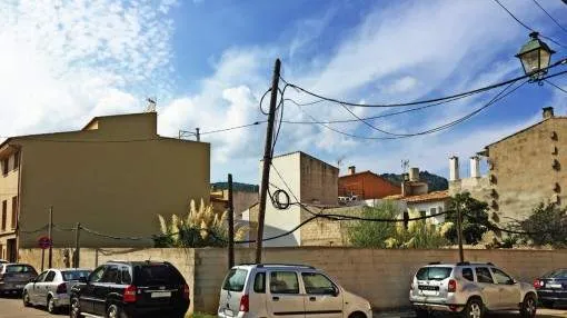 Städtisches Baugrundstück mit Basisprojekt für den Bau von 6 Apartments am Ortsrand von Pollença