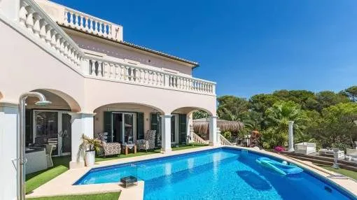 Luxuriöse Villa in mediterranen Stil mit einzigartiger Gartenoase und Meerblick in Vallgornera