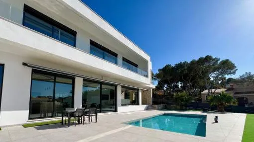 Moderne Neubauvilla in Badia Gran mit Blick auf die Bucht von Palma