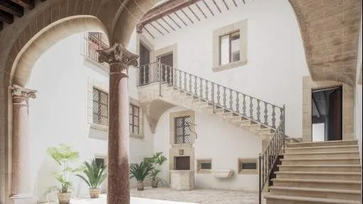 Elegante Duplex-Wohnung mit Garten separatem Studio in einem historischen Stadtpalast der Altstadt