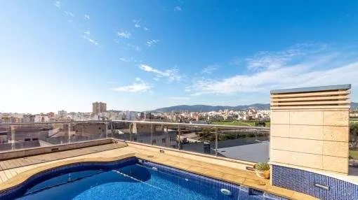 Duplex-Penthouse mit großer Dachterrasse, privatem Pool und Meerblick in Palma