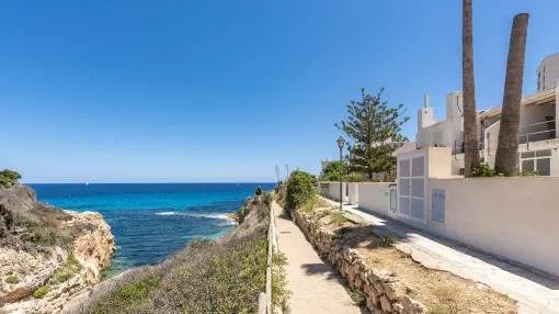 Sehr schöne kernsanierte Wohnung in erster Meereslinie in Cales de Mallorca