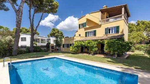 Familienfreundliche Villa mit Pool und herrlichem Meerblick in privilegierter Lage von Cas Catalá