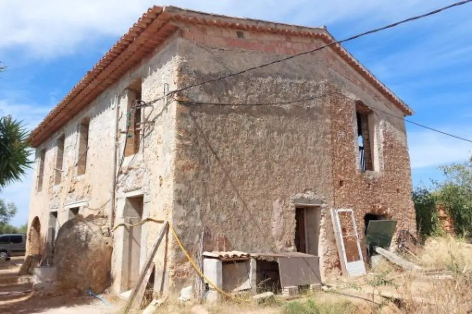 Rustikales Finca-Grundstück mit Steinhaus zur Sanierung in Consell