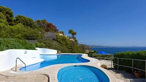 Wunderschöne 100 qm Wohnung mit großer Sonnenterrasse direkt am Meer in Cala Vinyas