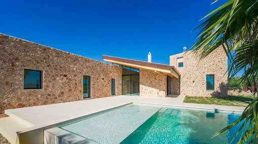 Designerfinca mit großzügiger Innengestaltung und Panoramablick auf die Bucht von Alcudia