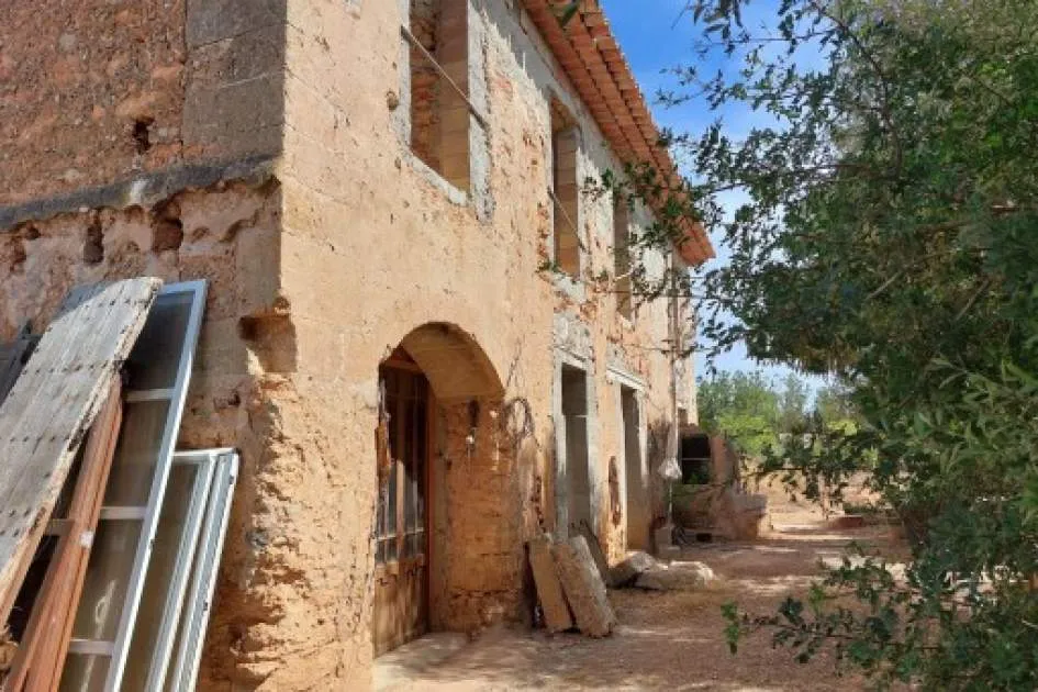 Rustikales Finca-Grundstück mit Steinhaus zur Sanierung in Consell
