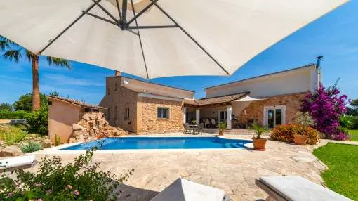 Großzügiges Landhaus mit 2 Wohneinheiten, traumhaftem Garten, Pool und Weitblick, zwischen Alaró und Santa Maria