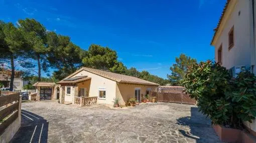 Investment: Ebenerdiges Haus auf 2 Parzellen mit der Möglichkeit für den Bau einer kleinen Wohnanlage in Son Serra de Marina
