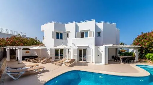 Wunderschöne Villa mit Pool und Ferienvermietungslizenz in 2. Meereslinie von Cala d'Or