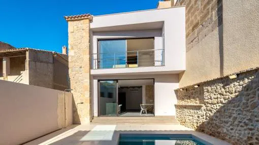 Neu saniertes Stadthaus mit eigenem Gästehaus, Garage und Pool in Sant Joan