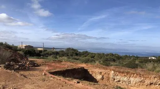 Baugrundstück am Fuße des Berges Puig de Ferrutx mit Blick auf die Bucht von Alcúdia und die Berge außerhalb von Colonia de Sant Pere